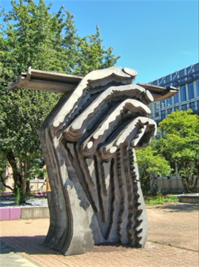 Skulptur Hand mit Zeichenstift
